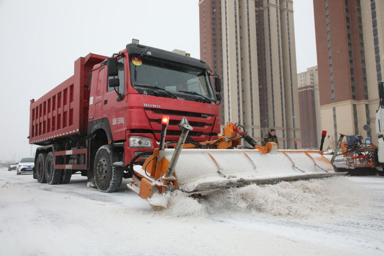 以雪为令齐出动  “硬核”清雪保畅通