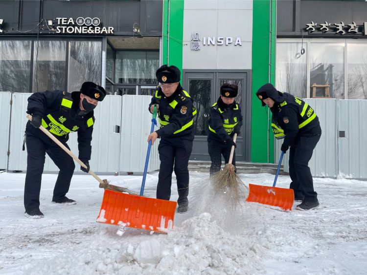 雪天坚守不放松 守护平安保畅通